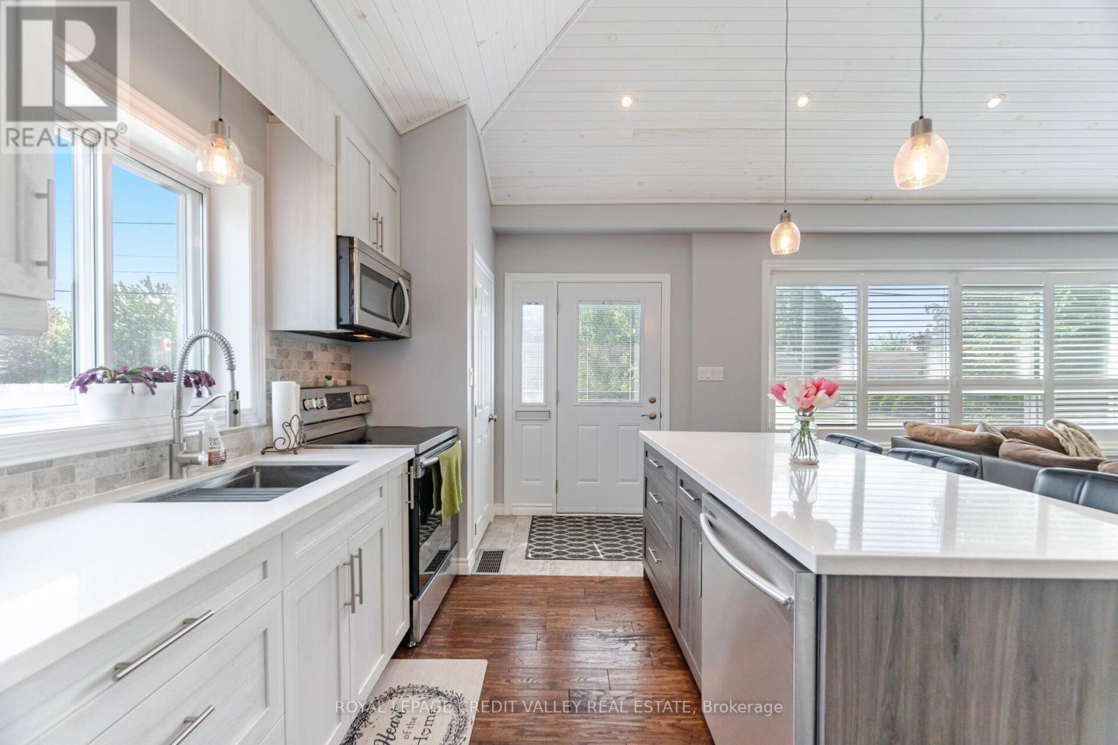 












391 MOUNTAINVIEW DRIVE

,
Milton,




Ontario
L9T1W1

