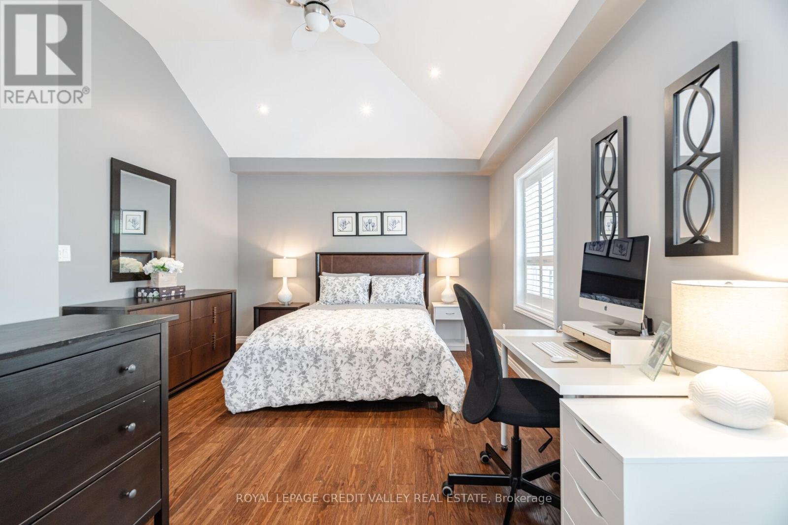 












391 MOUNTAINVIEW DRIVE

,
Milton,




Ontario
L9T1W1

