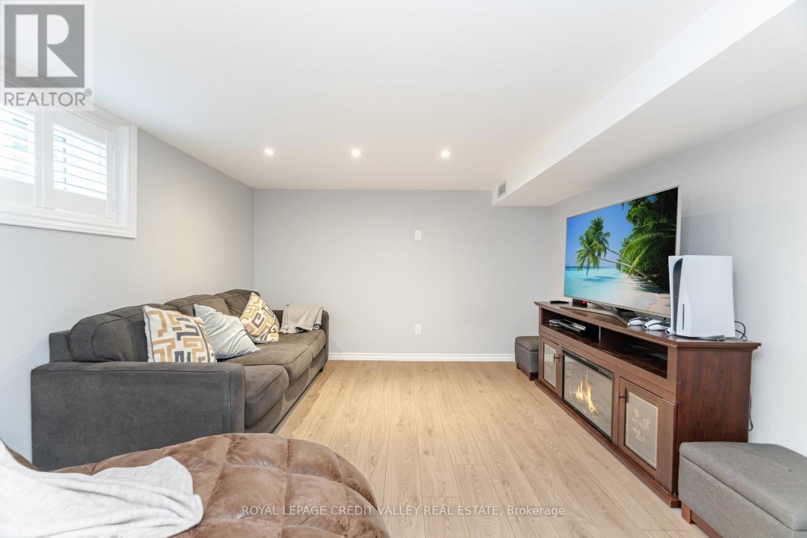 












391 MOUNTAINVIEW DRIVE

,
Milton,




Ontario
L9T1W1

