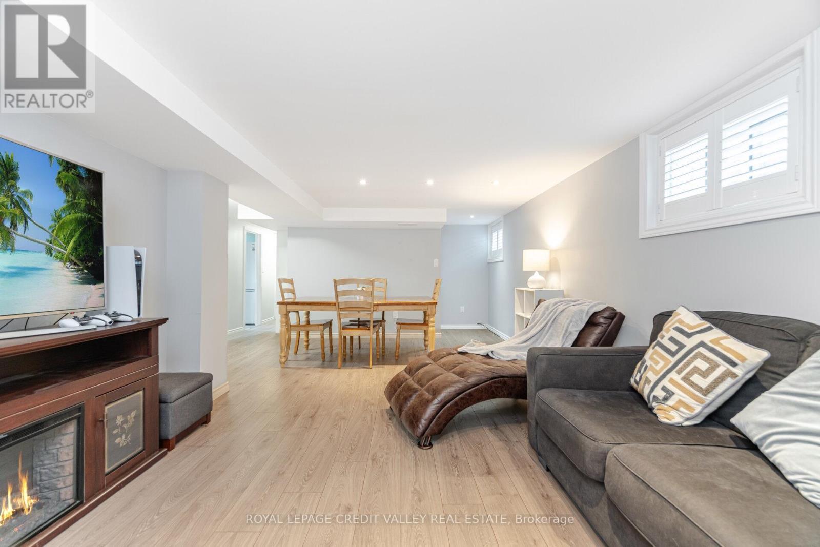 












391 MOUNTAINVIEW DRIVE

,
Milton,




Ontario
L9T1W1

