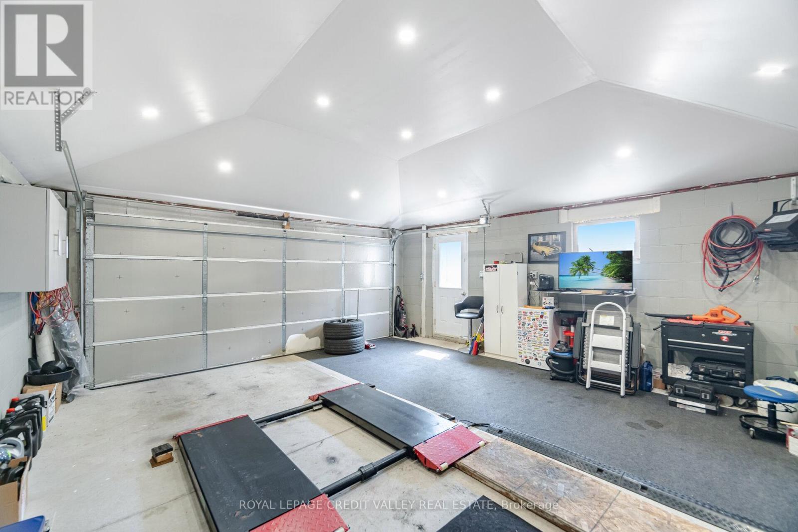 












391 MOUNTAINVIEW DRIVE

,
Milton,




Ontario
L9T1W1

