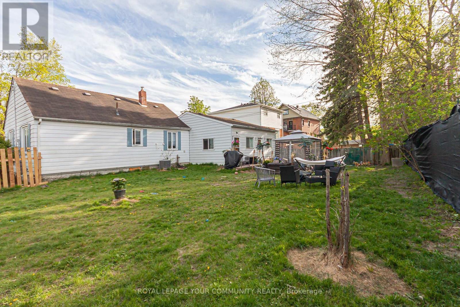 












593 WATSON AVENUE

,
Newmarket,




Ontario
L3Y2V2

