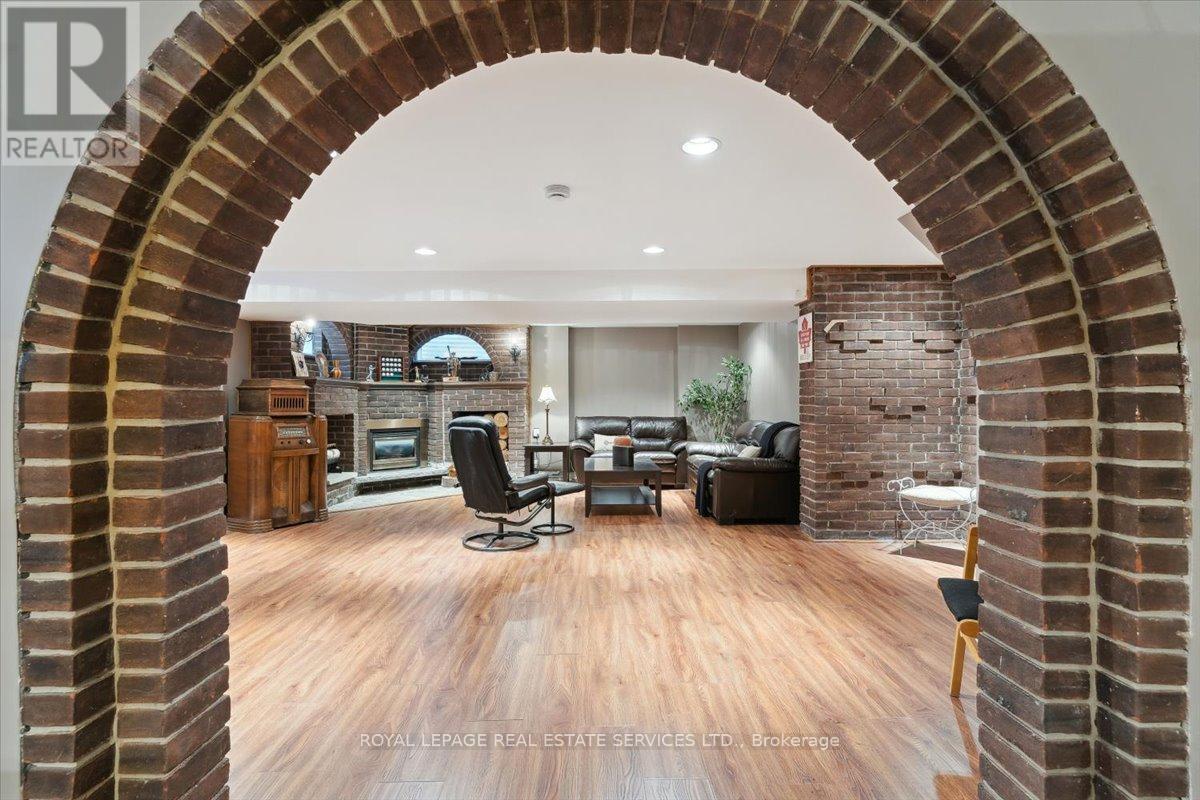 












116 CLEMENT ROAD

,
Toronto,




Ontario
M9R1Z2


