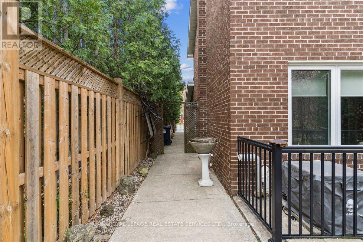 












116 CLEMENT ROAD

,
Toronto,




Ontario
M9R1Z2

