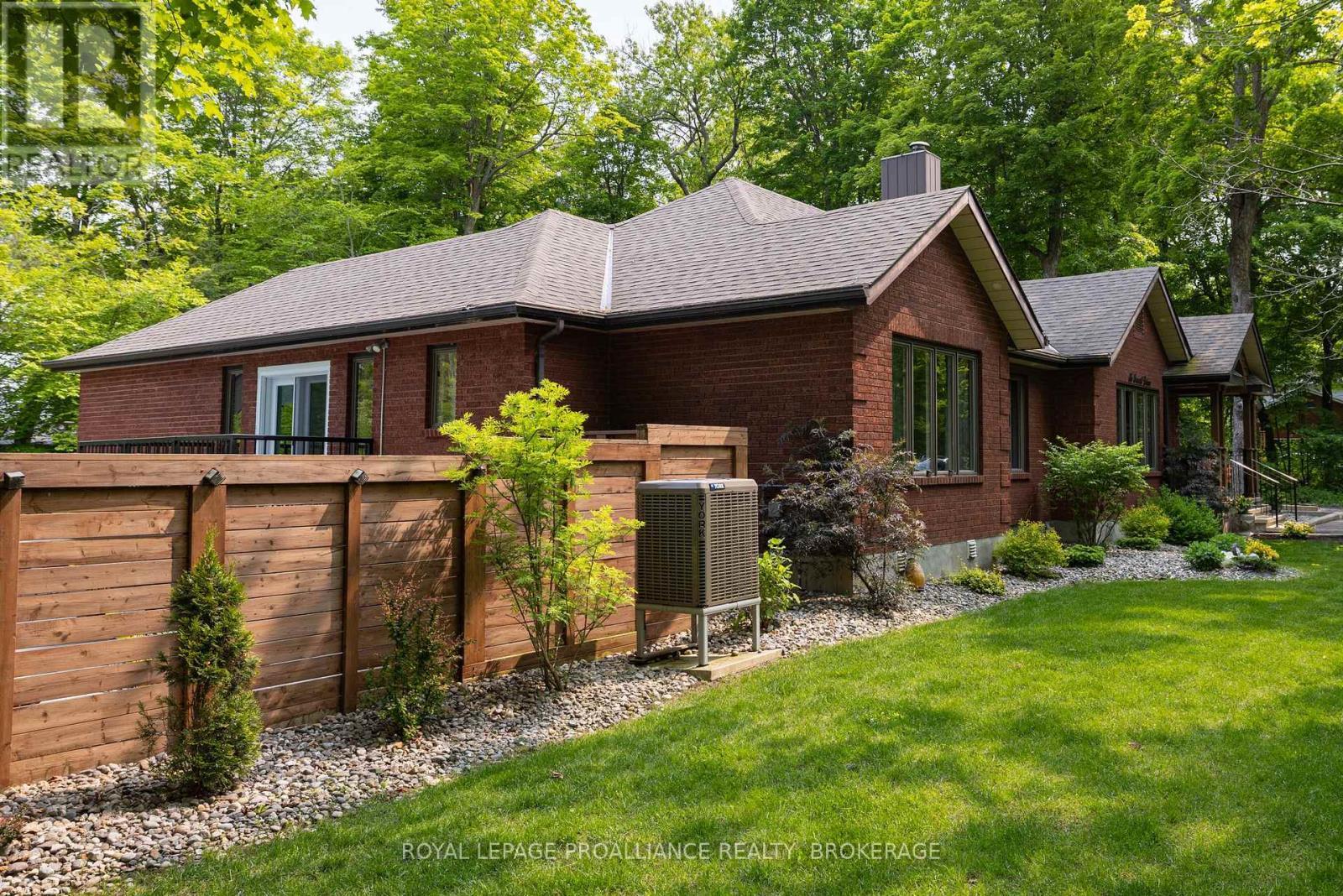












15 FOREST DRIVE

,
Kingston (Kingston East (Incl CFB Kingston)),




Ontario
K7L4V1

