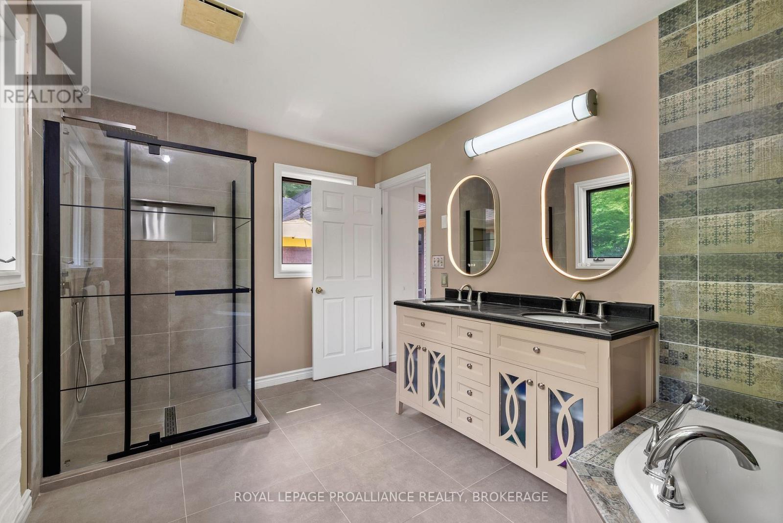 












15 FOREST DRIVE

,
Kingston (Kingston East (Incl CFB Kingston)),




Ontario
K7L4V1

