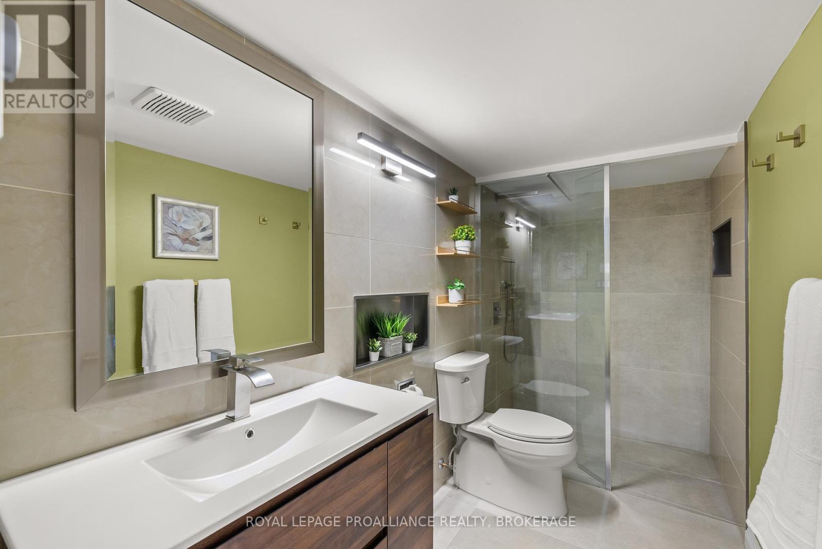 












15 FOREST DRIVE

,
Kingston (Kingston East (Incl CFB Kingston)),




Ontario
K7L4V1

