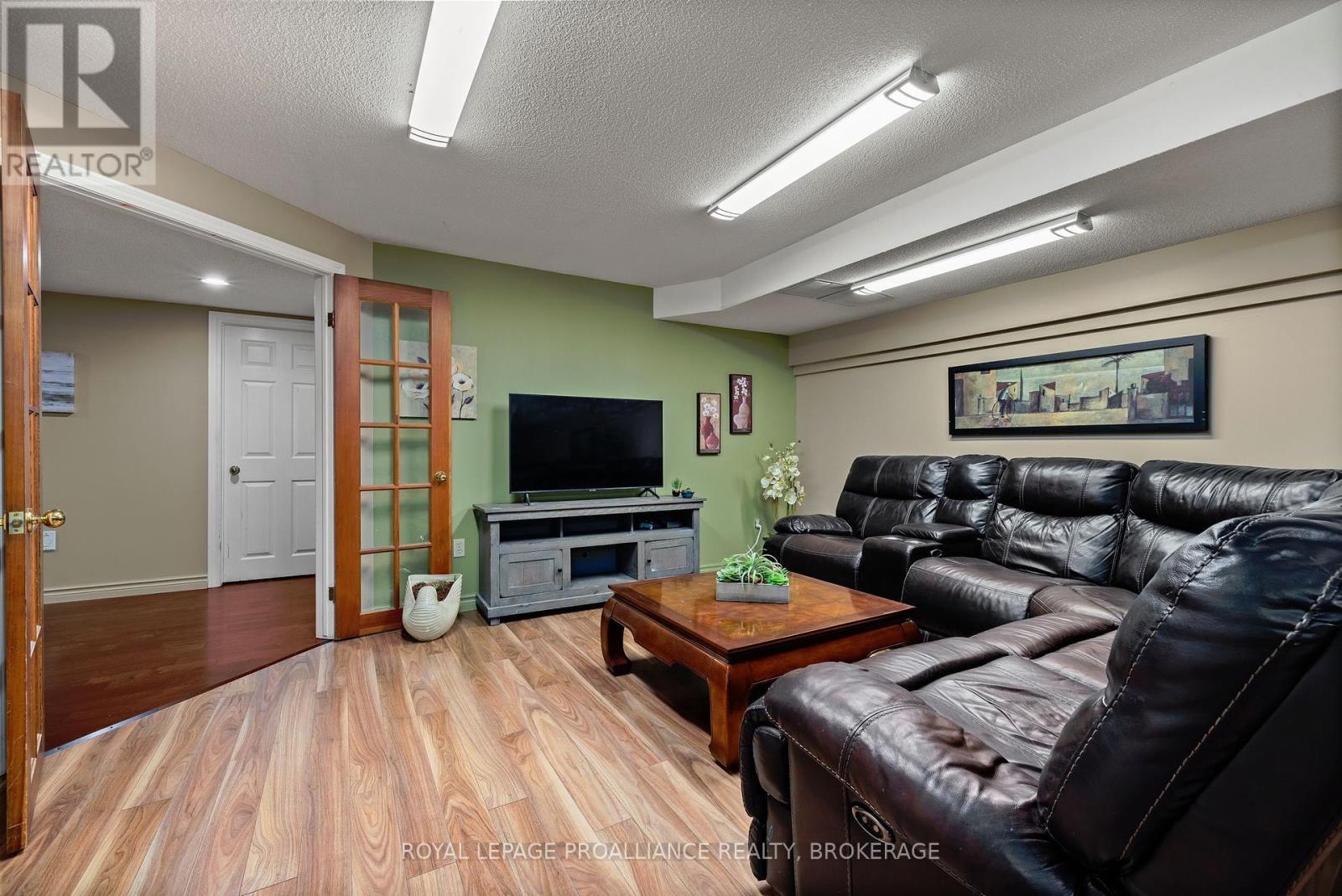 












15 FOREST DRIVE

,
Kingston (Kingston East (Incl CFB Kingston)),




Ontario
K7L4V1

