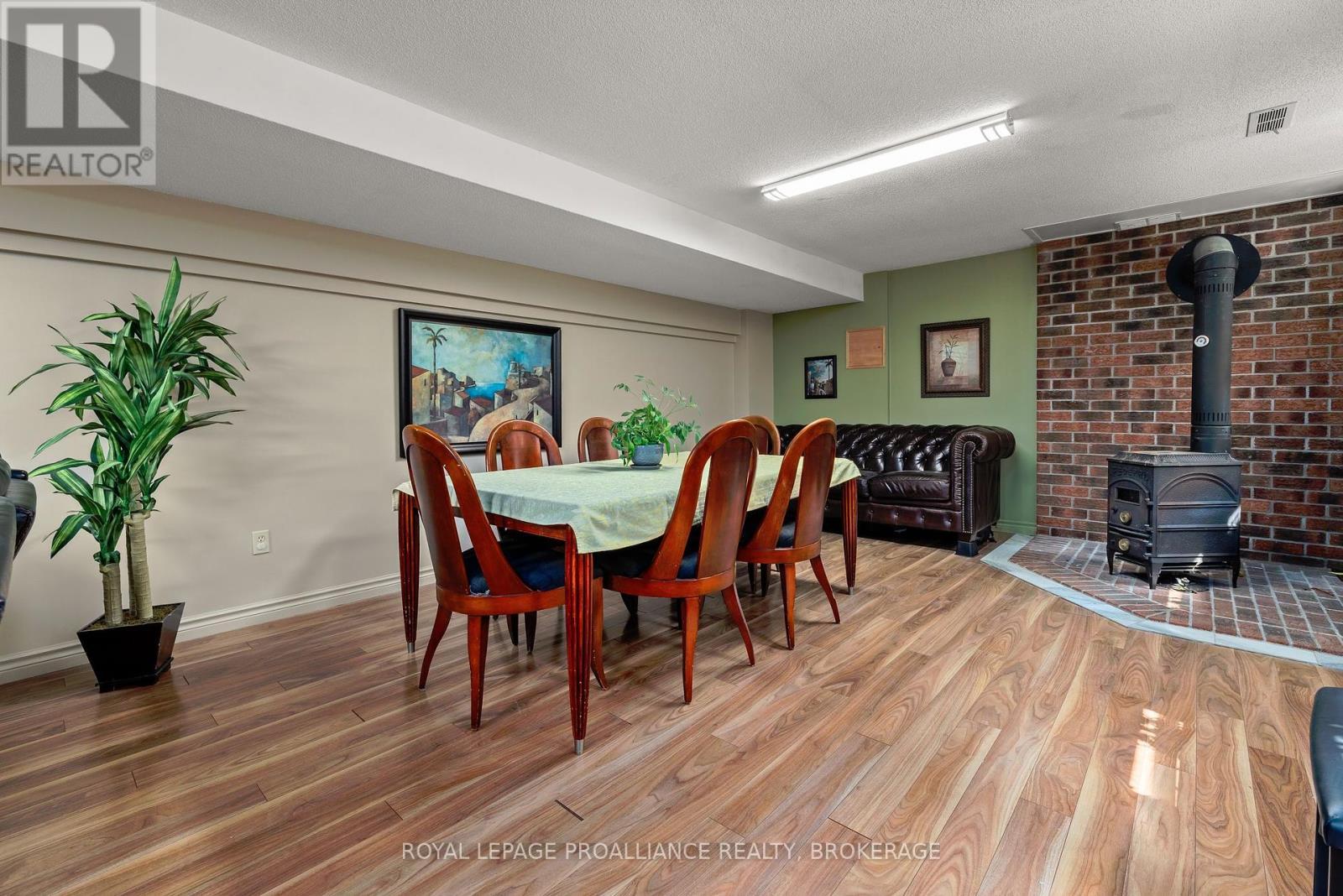 












15 FOREST DRIVE

,
Kingston (Kingston East (Incl CFB Kingston)),




Ontario
K7L4V1

