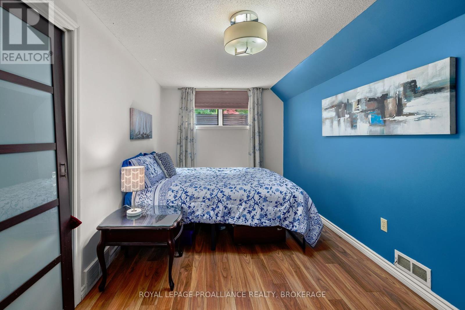 












15 FOREST DRIVE

,
Kingston (Kingston East (Incl CFB Kingston)),




Ontario
K7L4V1

