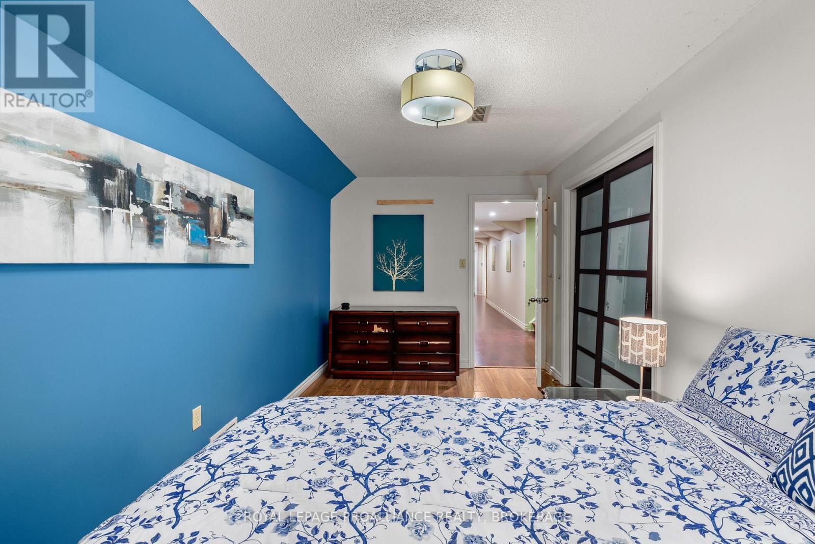 












15 FOREST DRIVE

,
Kingston (Kingston East (Incl CFB Kingston)),




Ontario
K7L4V1

