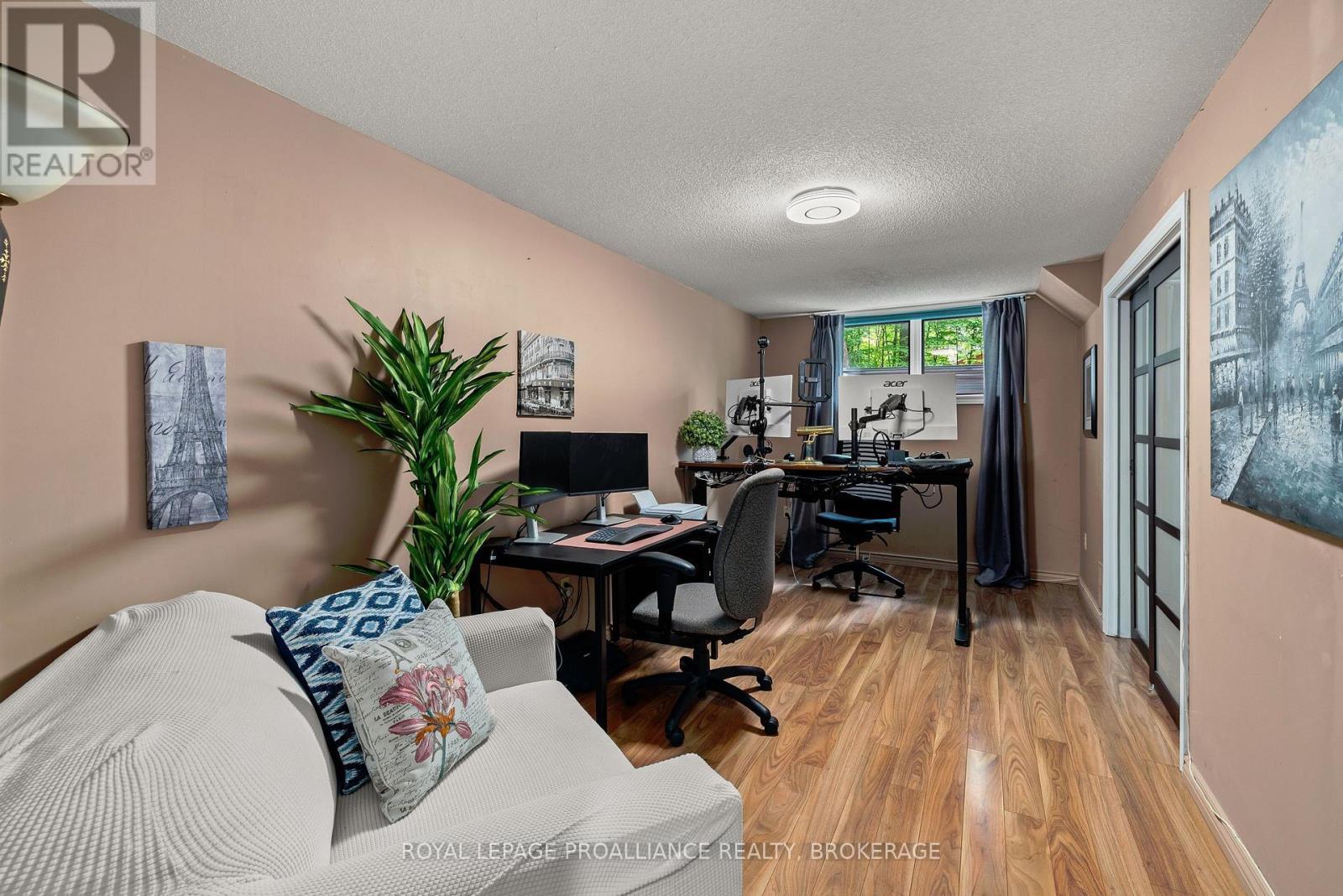 












15 FOREST DRIVE

,
Kingston (Kingston East (Incl CFB Kingston)),




Ontario
K7L4V1

