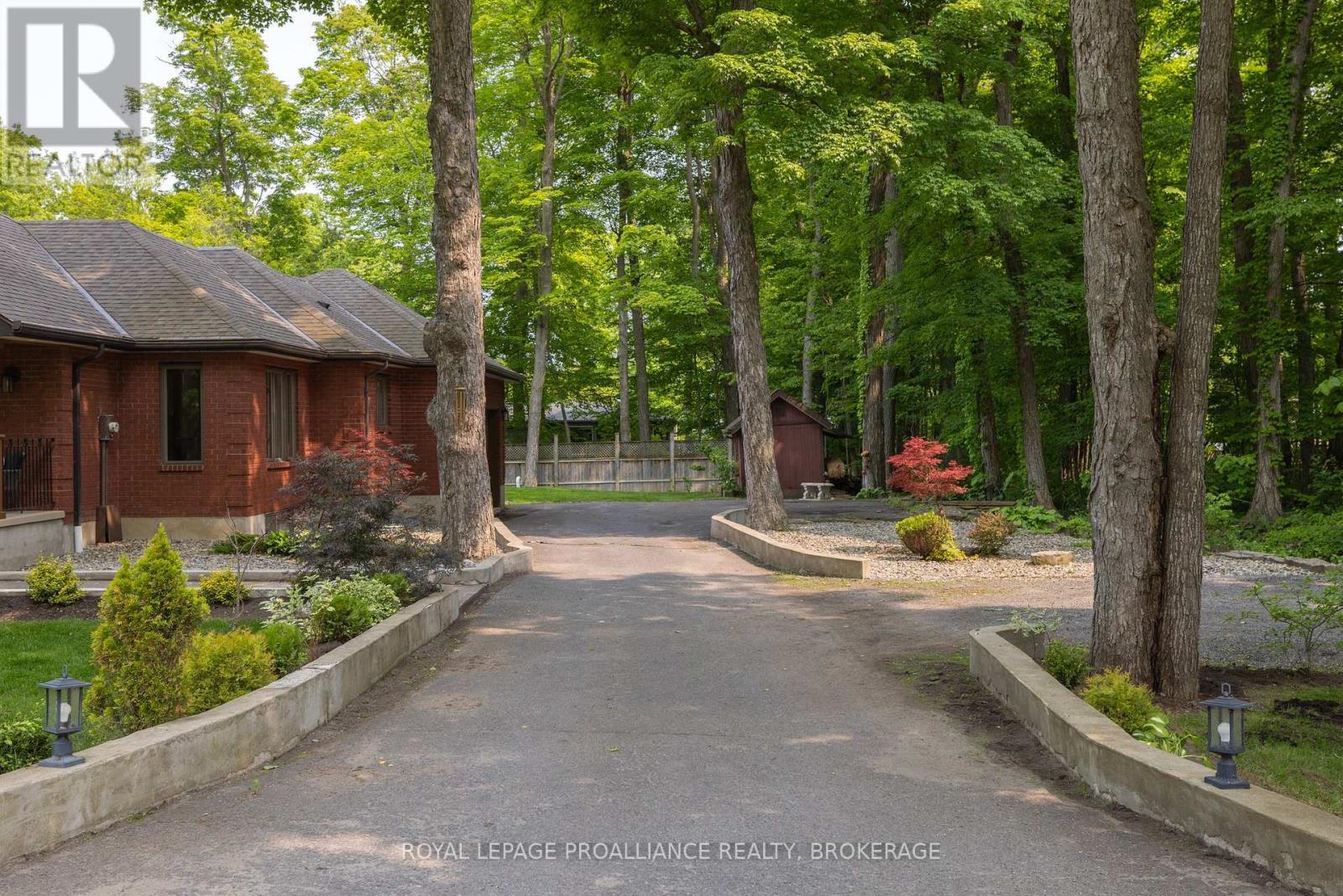 












15 FOREST DRIVE

,
Kingston (Kingston East (Incl CFB Kingston)),




Ontario
K7L4V1

