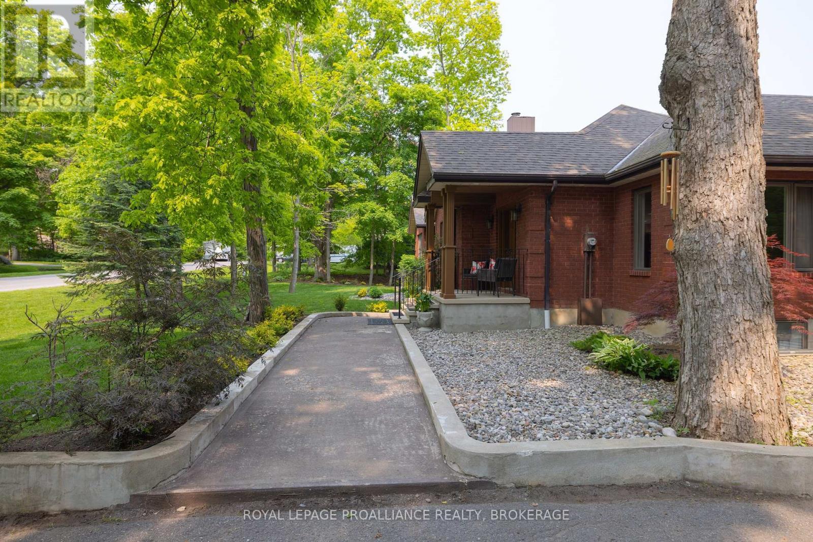 












15 FOREST DRIVE

,
Kingston (Kingston East (Incl CFB Kingston)),




Ontario
K7L4V1

