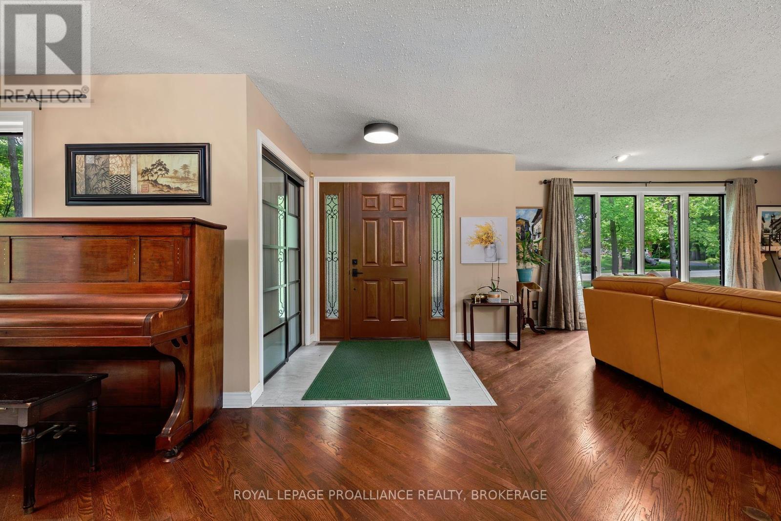 












15 FOREST DRIVE

,
Kingston (Kingston East (Incl CFB Kingston)),




Ontario
K7L4V1

