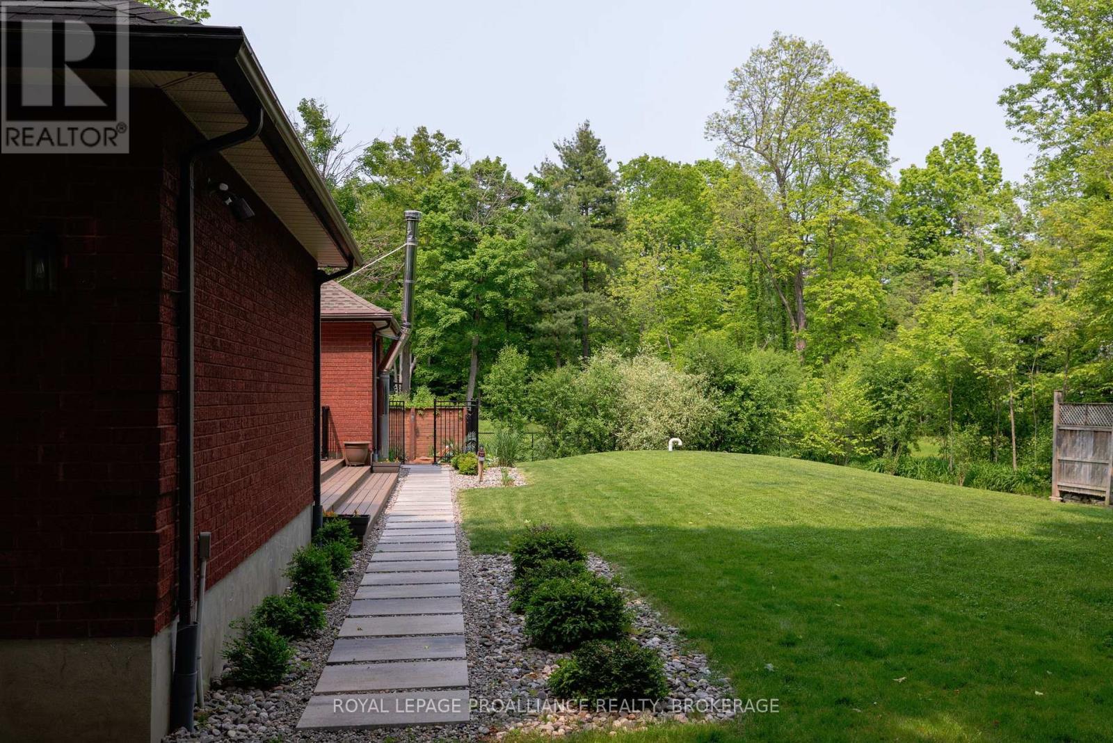 












15 FOREST DRIVE

,
Kingston (Kingston East (Incl CFB Kingston)),




Ontario
K7L4V1

