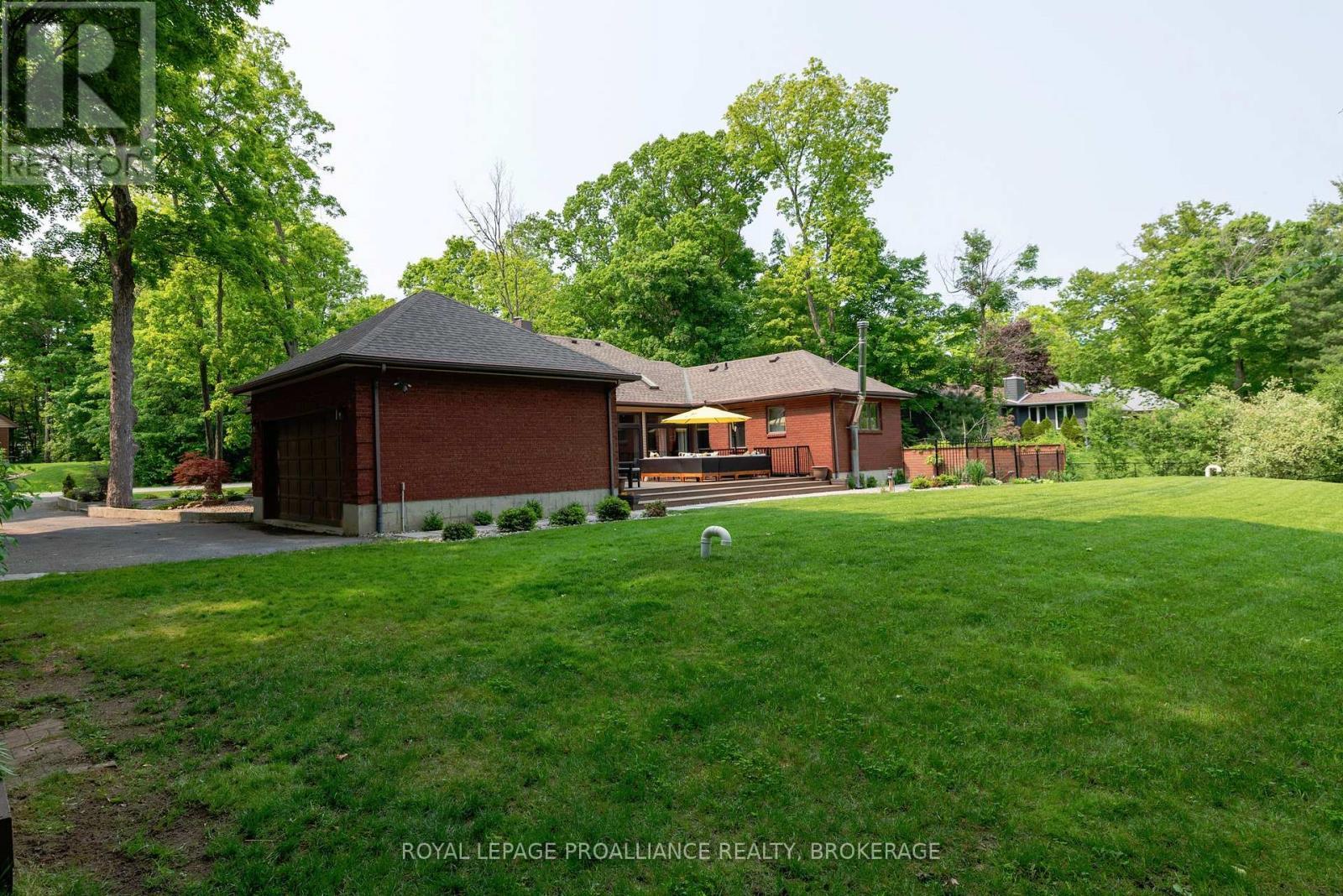 












15 FOREST DRIVE

,
Kingston (Kingston East (Incl CFB Kingston)),




Ontario
K7L4V1

