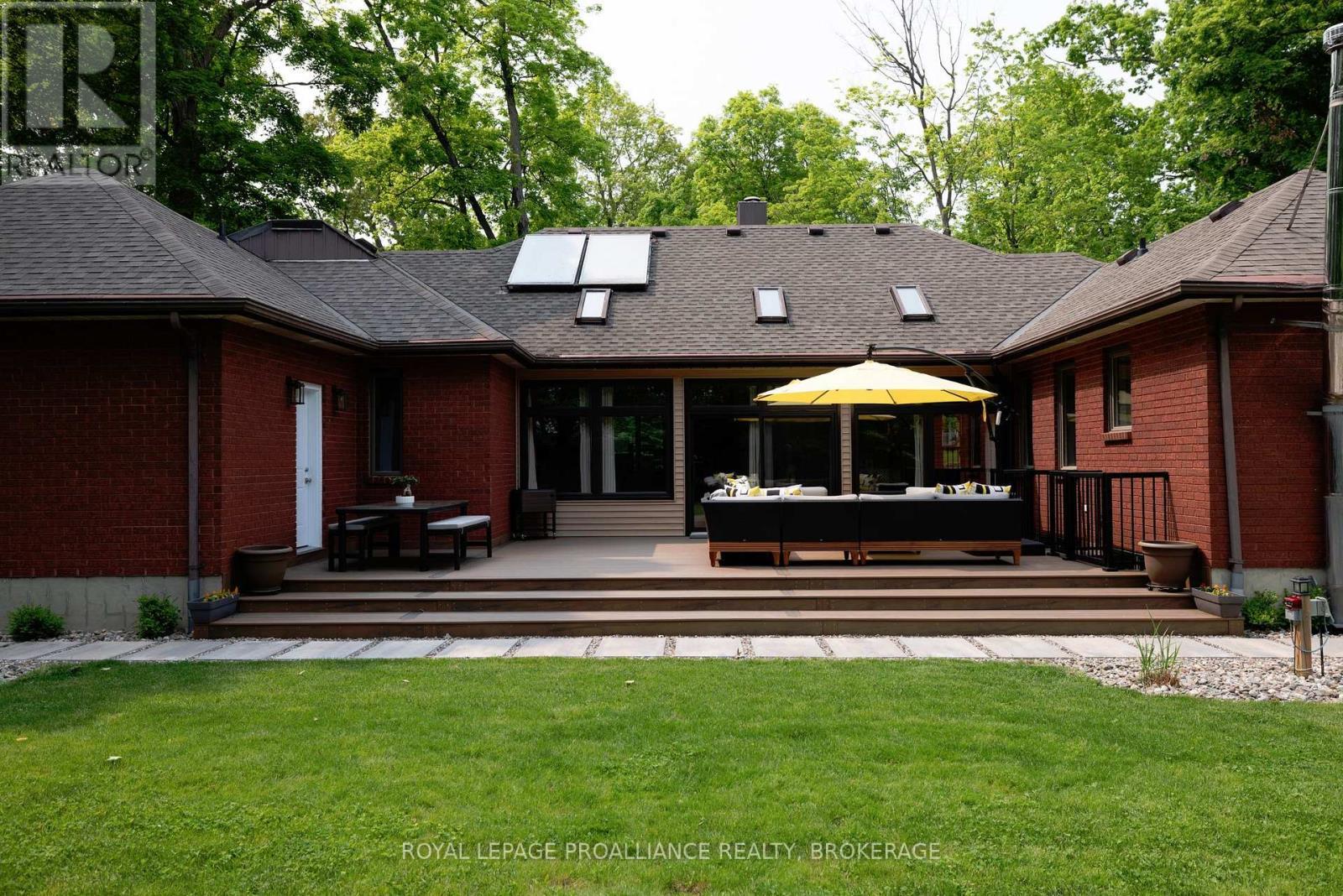 












15 FOREST DRIVE

,
Kingston (Kingston East (Incl CFB Kingston)),




Ontario
K7L4V1

