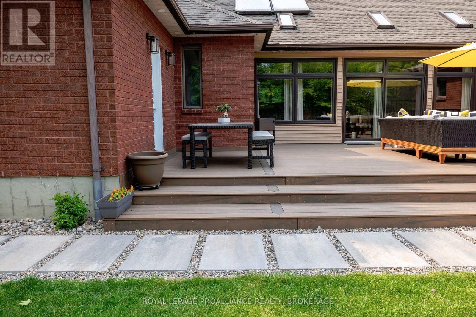 












15 FOREST DRIVE

,
Kingston (Kingston East (Incl CFB Kingston)),




Ontario
K7L4V1

