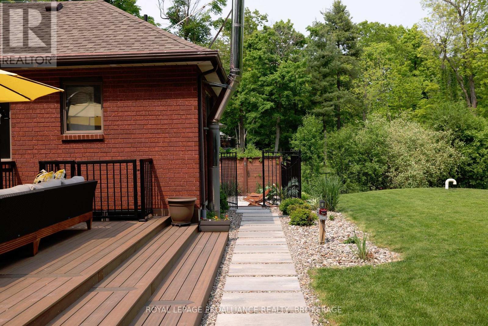 












15 FOREST DRIVE

,
Kingston (Kingston East (Incl CFB Kingston)),




Ontario
K7L4V1

