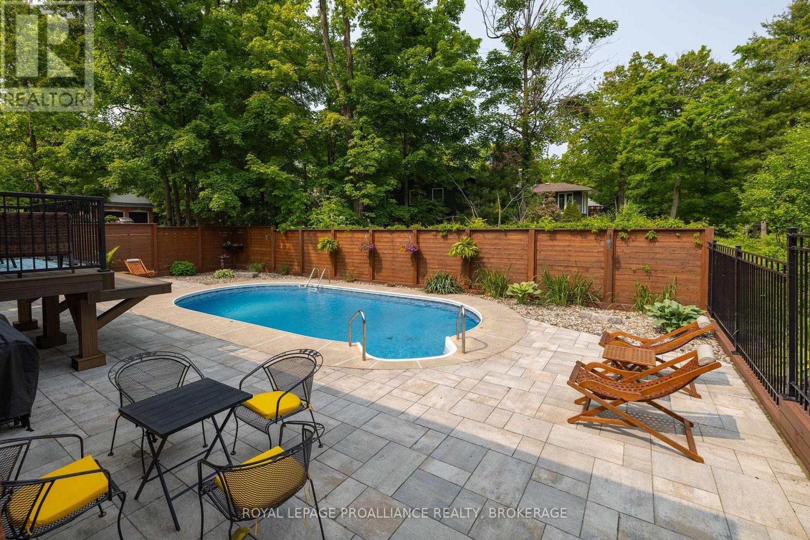 












15 FOREST DRIVE

,
Kingston (Kingston East (Incl CFB Kingston)),




Ontario
K7L4V1

