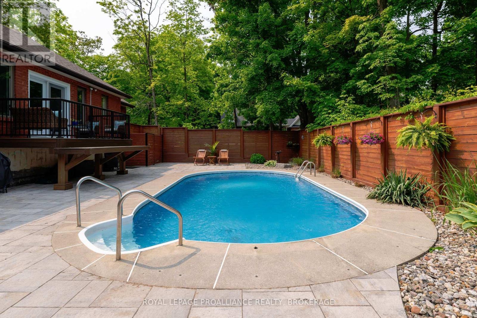 












15 FOREST DRIVE

,
Kingston (Kingston East (Incl CFB Kingston)),




Ontario
K7L4V1

