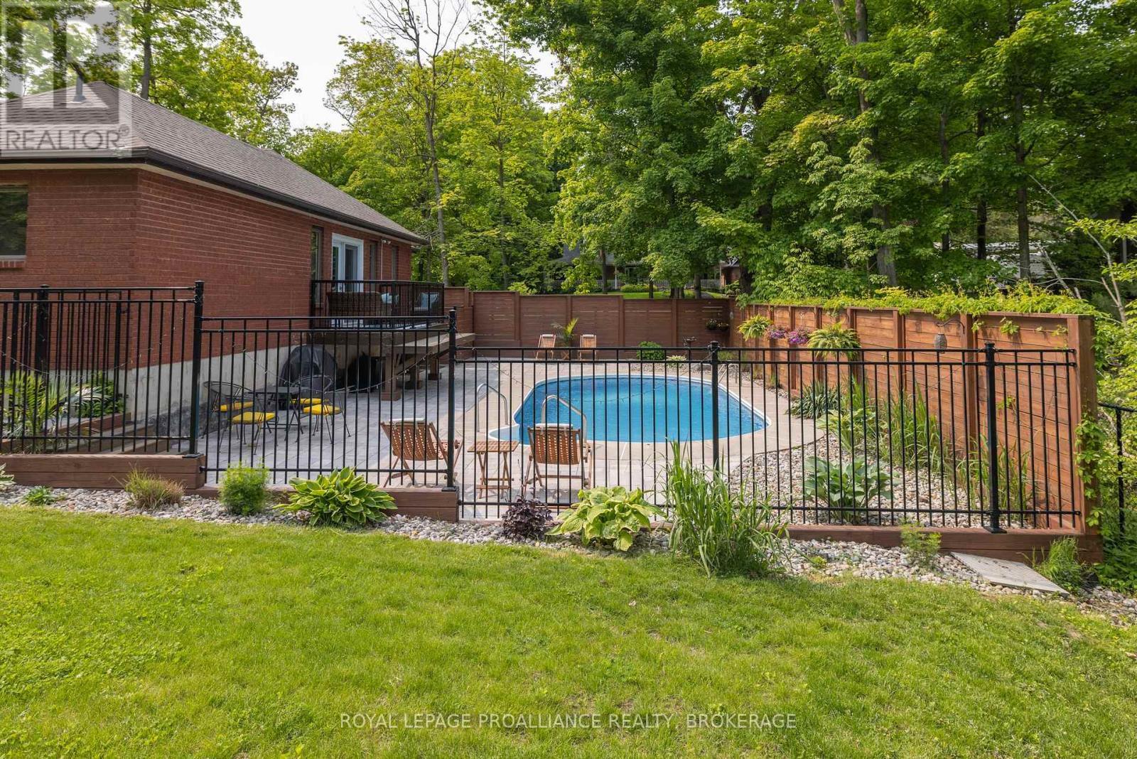 












15 FOREST DRIVE

,
Kingston (Kingston East (Incl CFB Kingston)),




Ontario
K7L4V1

