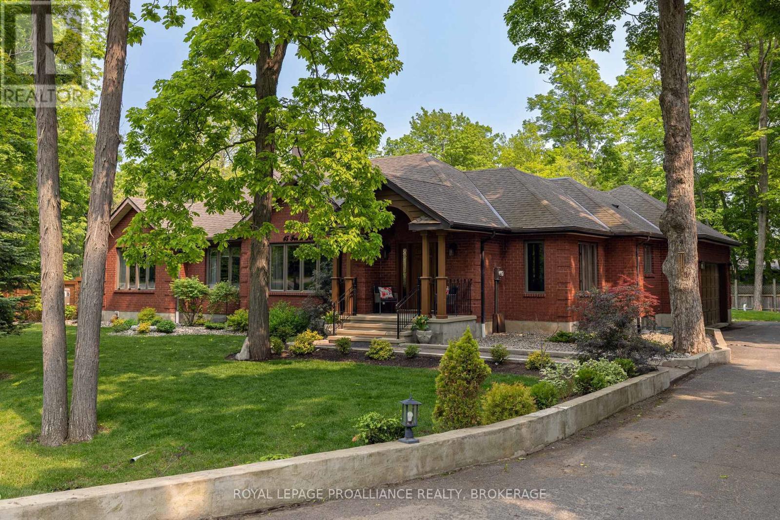 












15 FOREST DRIVE

,
Kingston (Kingston East (Incl CFB Kingston)),




Ontario
K7L4V1

