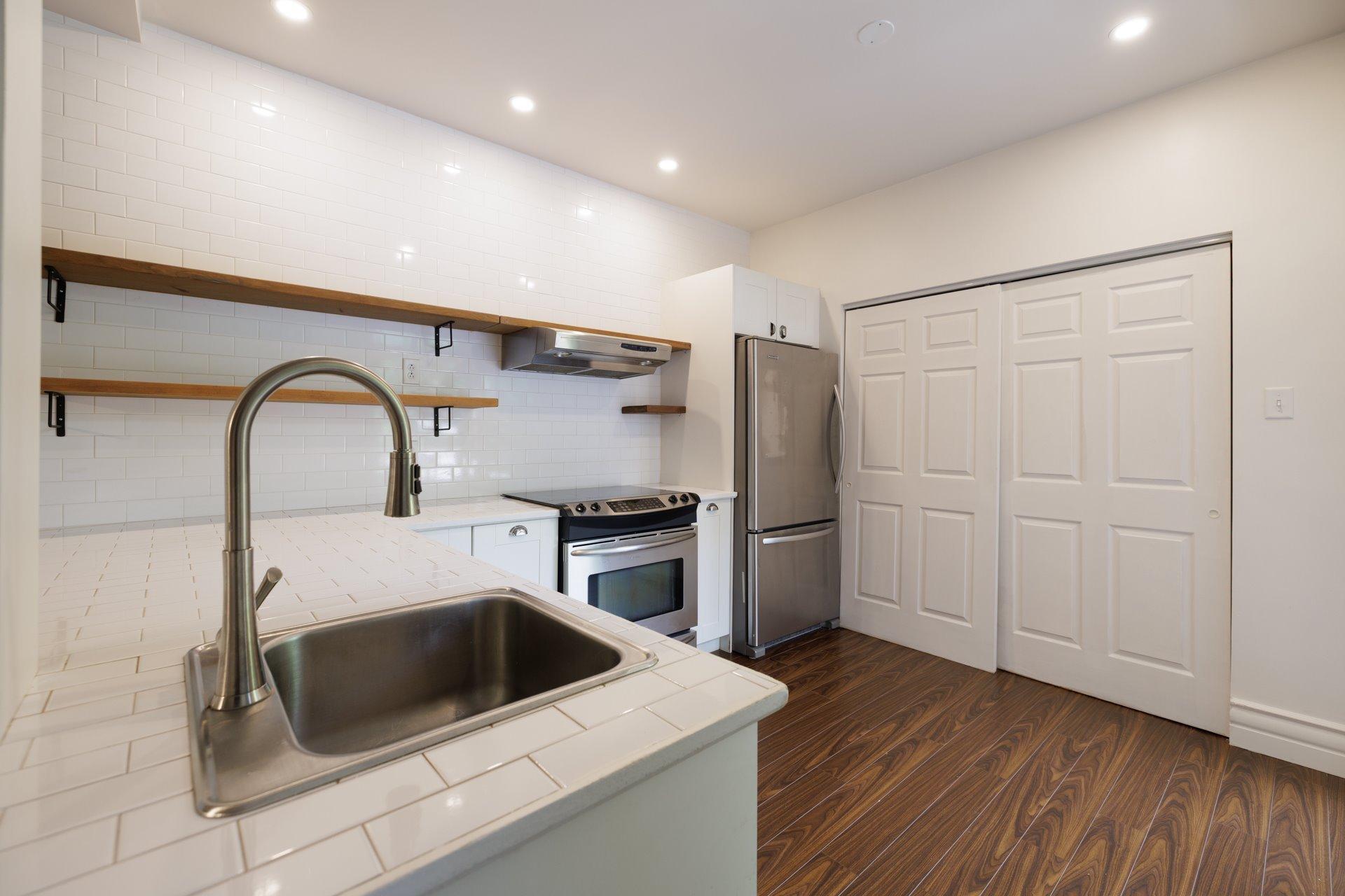 









7587


Rue St-Denis

,
Montréal (Villeray/Saint-Michel/Parc-Extension),




QC
H2R2E7

