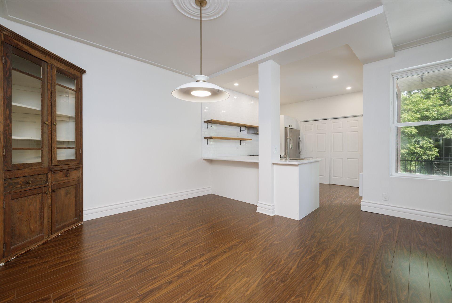 









7587


Rue St-Denis

,
Montréal (Villeray/Saint-Michel/Parc-Extension),




QC
H2R2E7

