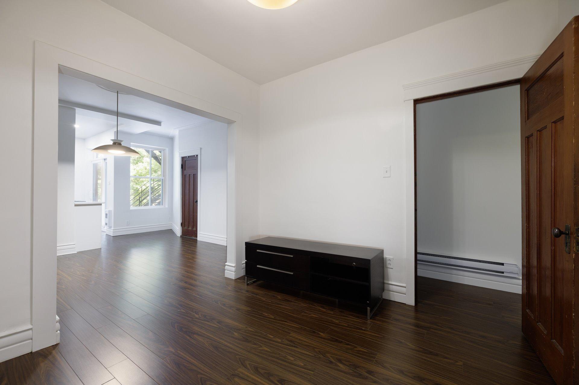 









7587


Rue St-Denis

,
Montréal (Villeray/Saint-Michel/Parc-Extension),




QC
H2R2E7

