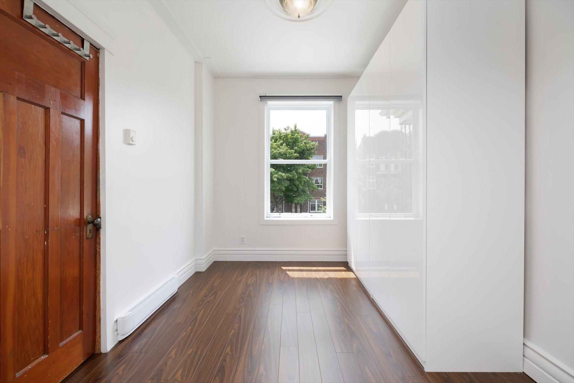 









7587


Rue St-Denis

,
Montréal (Villeray/Saint-Michel/Parc-Extension),




QC
H2R2E7

