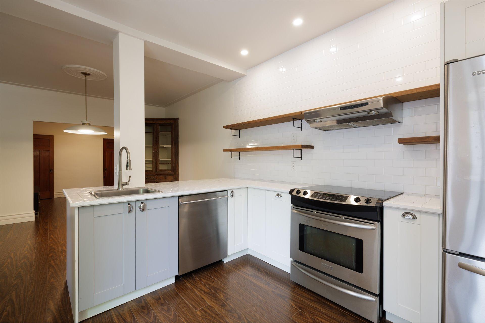 









7587


Rue St-Denis

,
Montréal (Villeray/Saint-Michel/Parc-Extension),




QC
H2R2E7

