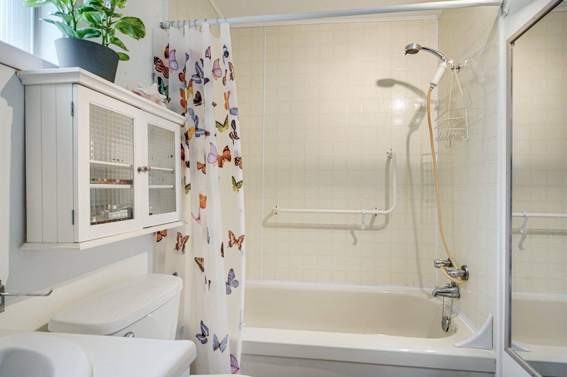 









161


Rue St-Vincent

,
Sainte-Agathe-des-Monts,




QC
J8C2B5

