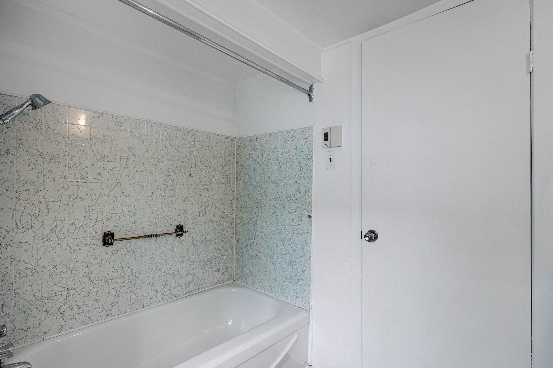 









161


Rue St-Vincent

,
Sainte-Agathe-des-Monts,




QC
J8C2B5

