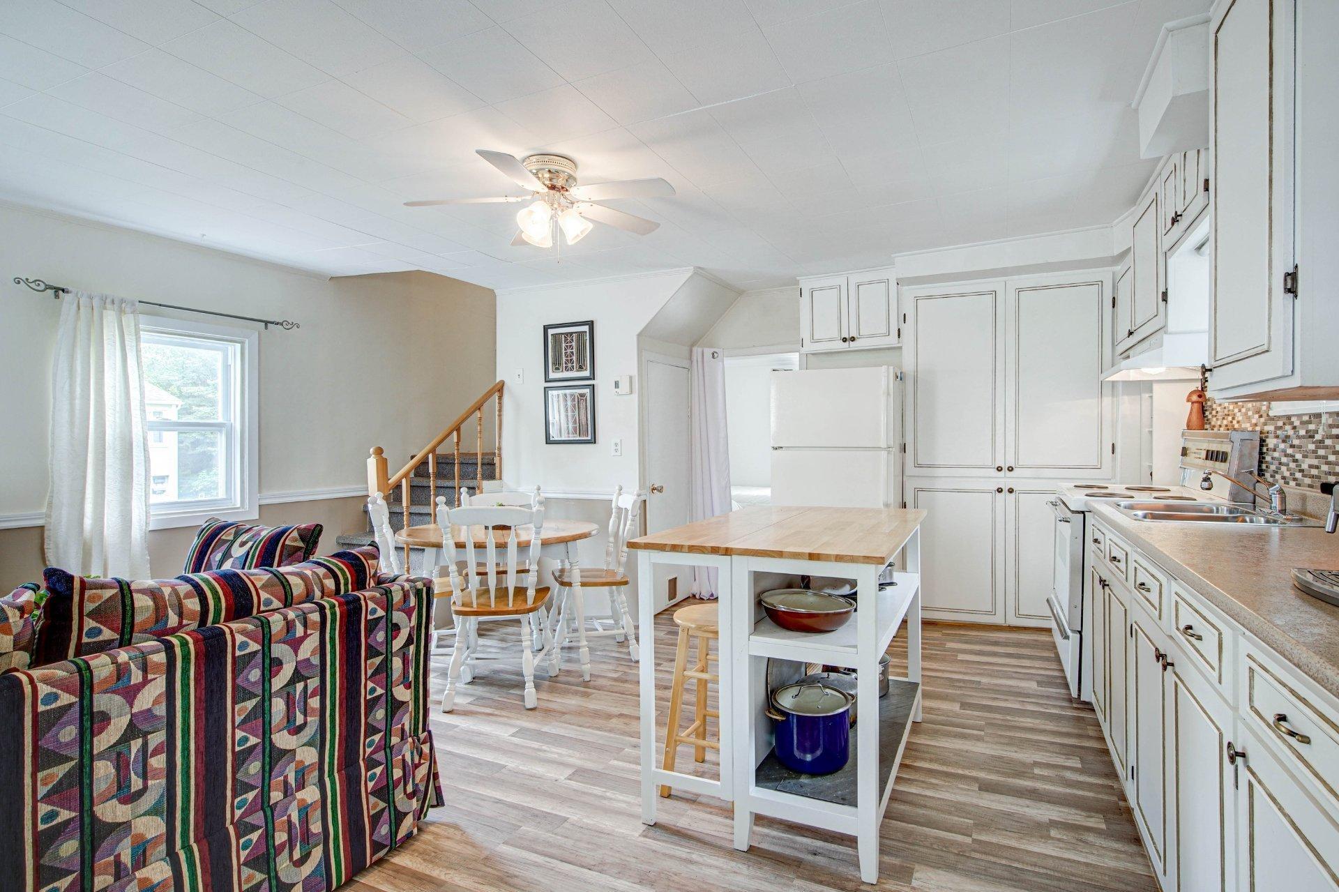 









161


Rue St-Vincent

,
Sainte-Agathe-des-Monts,




QC
J8C2B5

