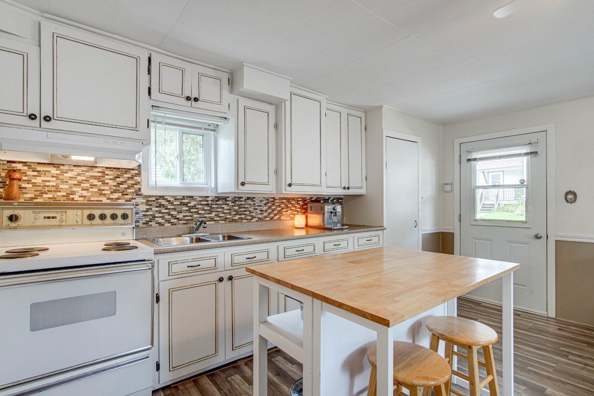 









161


Rue St-Vincent

,
Sainte-Agathe-des-Monts,




QC
J8C2B5

