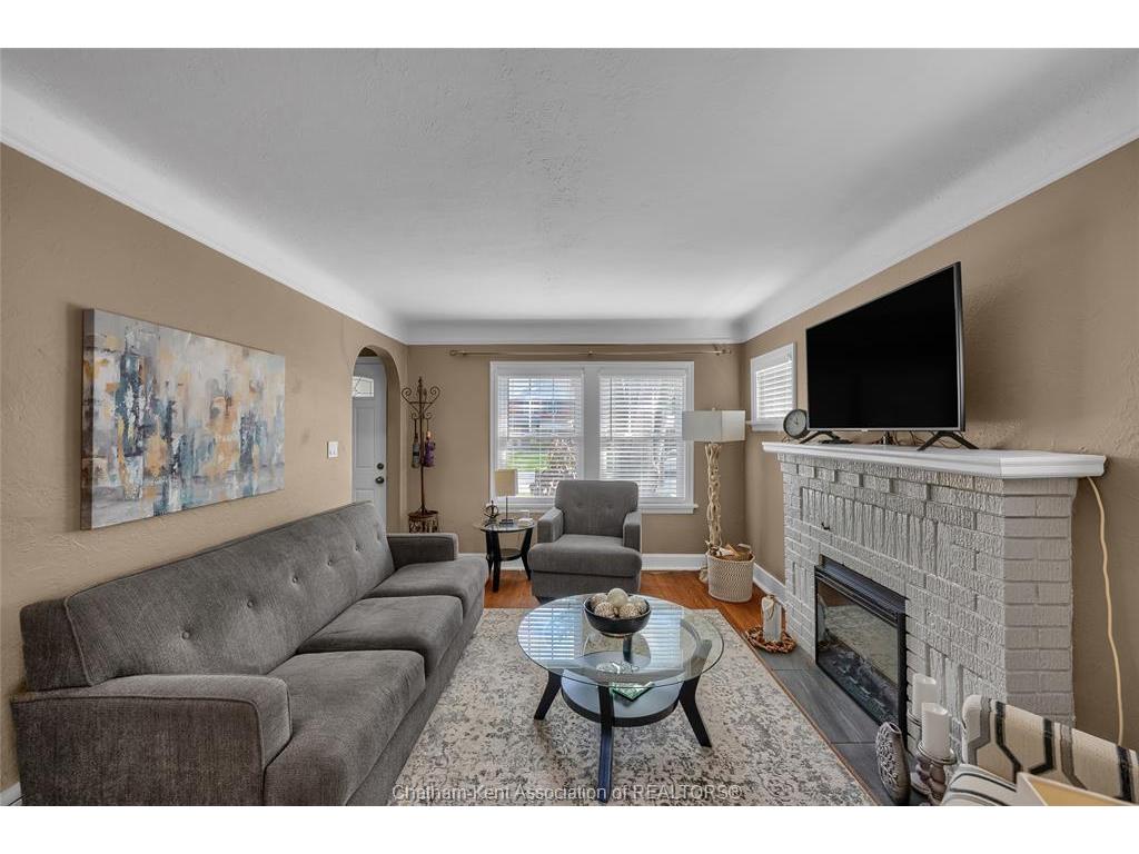 









210-212


Elizabeth

Street,
Chatham,




ON
N7L 2Y7

