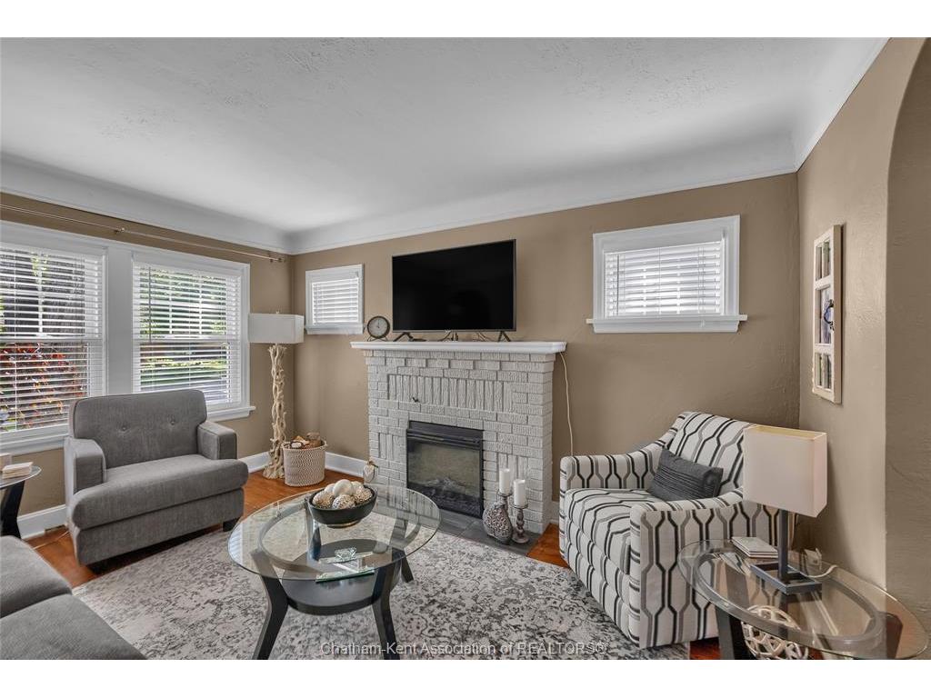 









210-212


Elizabeth

Street,
Chatham,




ON
N7L 2Y7

