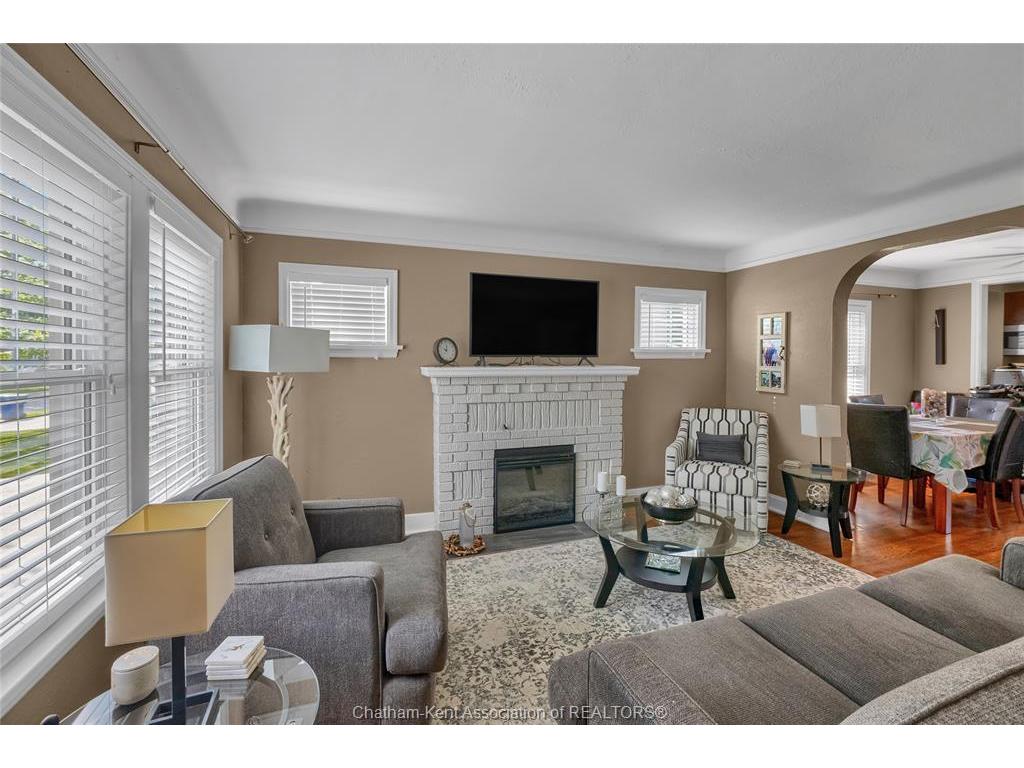 









210-212


Elizabeth

Street,
Chatham,




ON
N7L 2Y7

