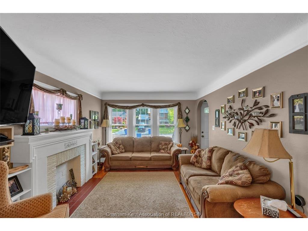 









210-212


Elizabeth

Street,
Chatham,




ON
N7L 2Y7

