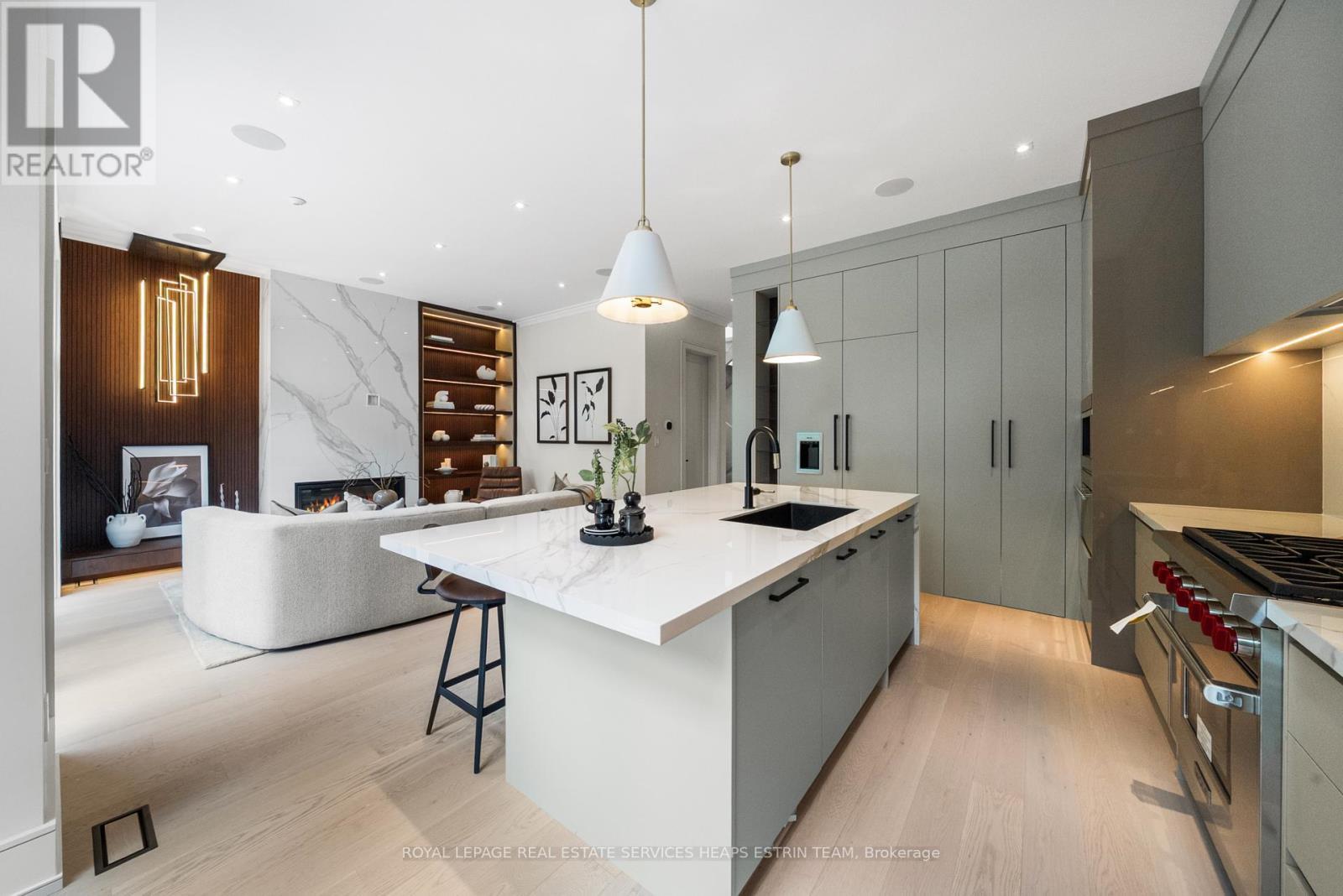 












168 GLENVALE BOULEVARD

,
Toronto,




Ontario
M4G2W3


