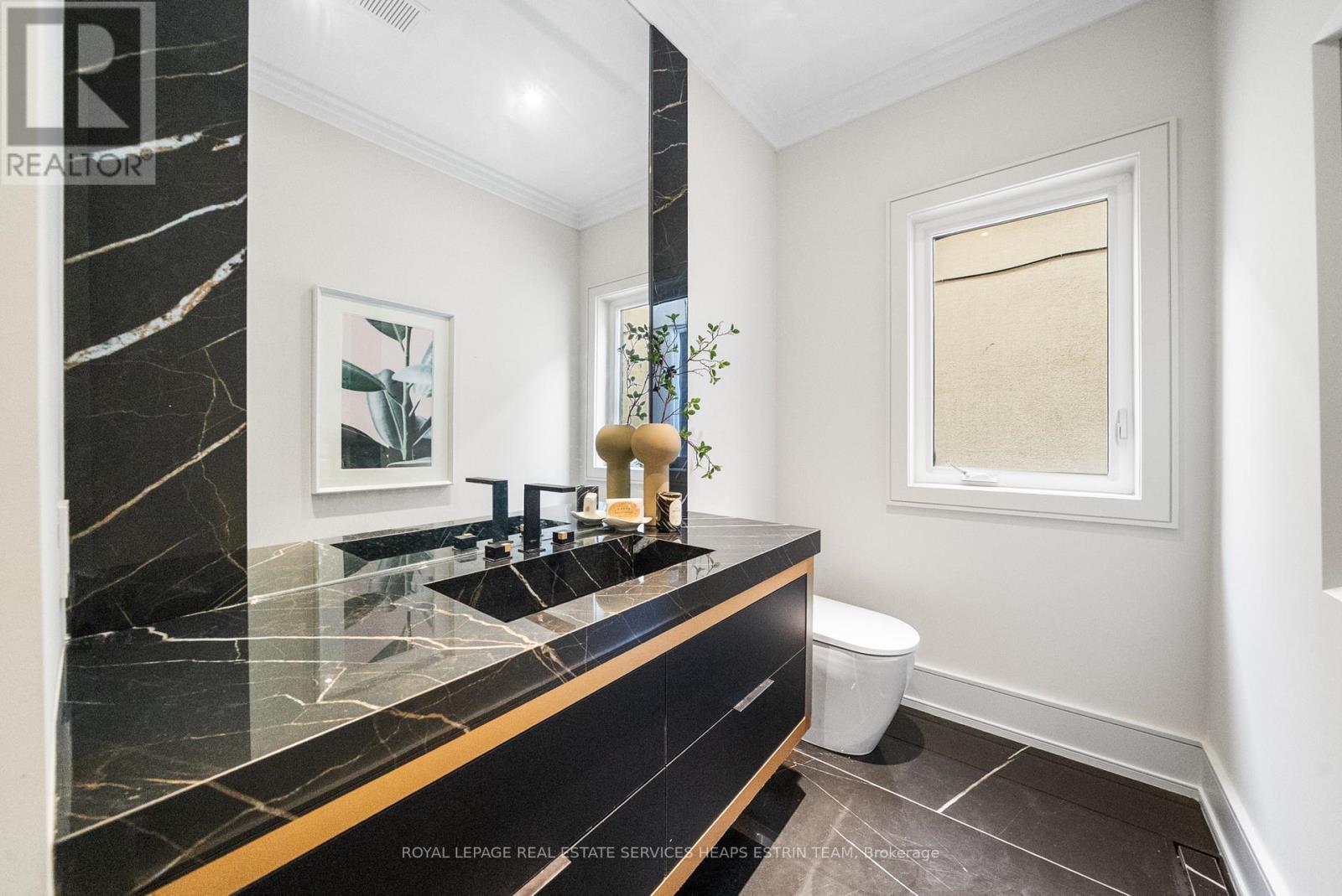 












168 GLENVALE BOULEVARD

,
Toronto,




Ontario
M4G2W3


