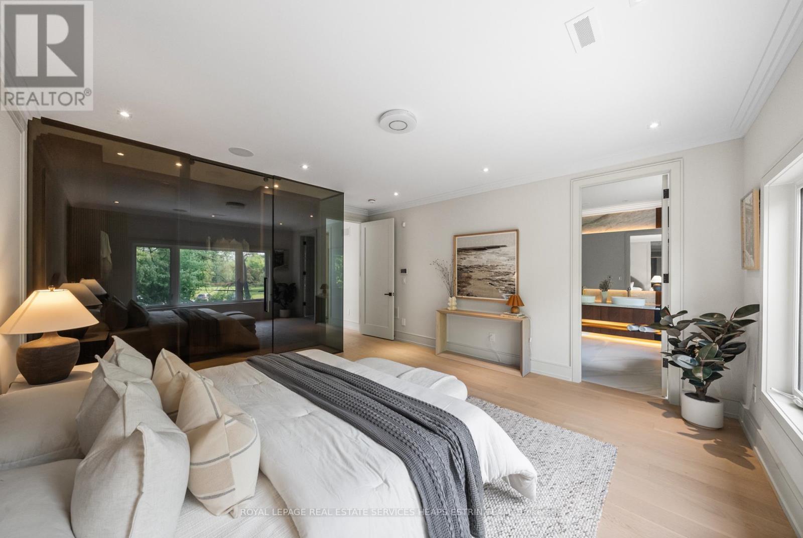 












168 GLENVALE BOULEVARD

,
Toronto,




Ontario
M4G2W3

