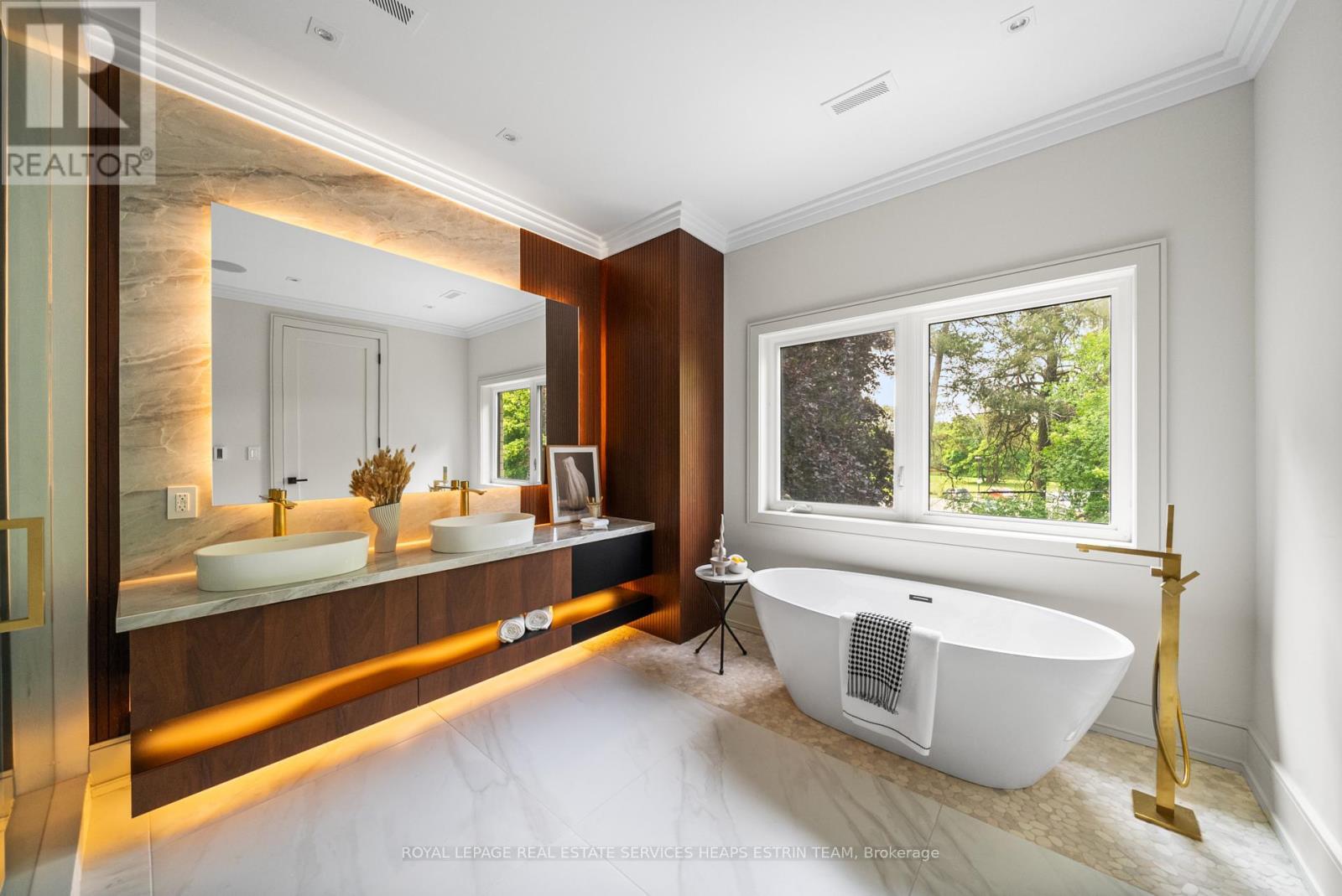 












168 GLENVALE BOULEVARD

,
Toronto,




Ontario
M4G2W3

