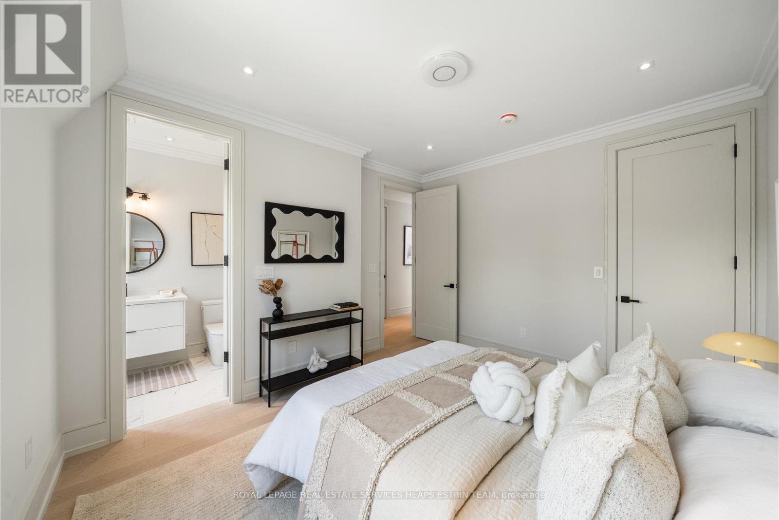 












168 GLENVALE BOULEVARD

,
Toronto,




Ontario
M4G2W3

