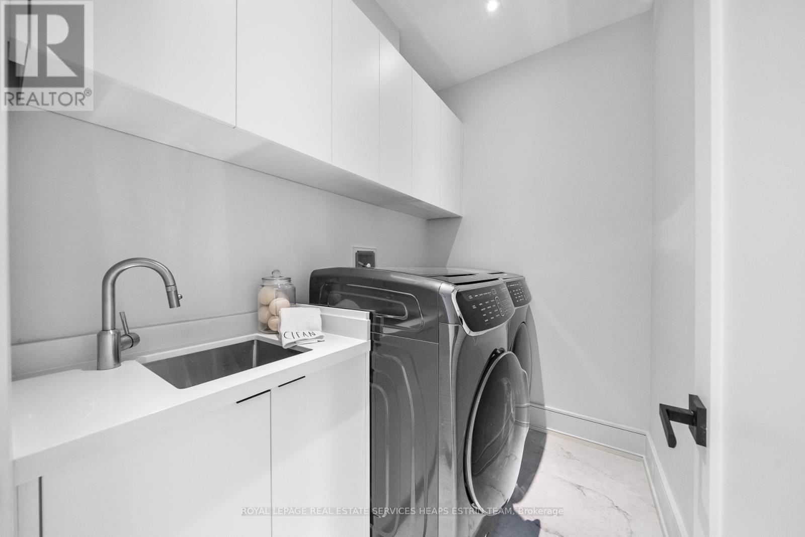 












168 GLENVALE BOULEVARD

,
Toronto,




Ontario
M4G2W3

