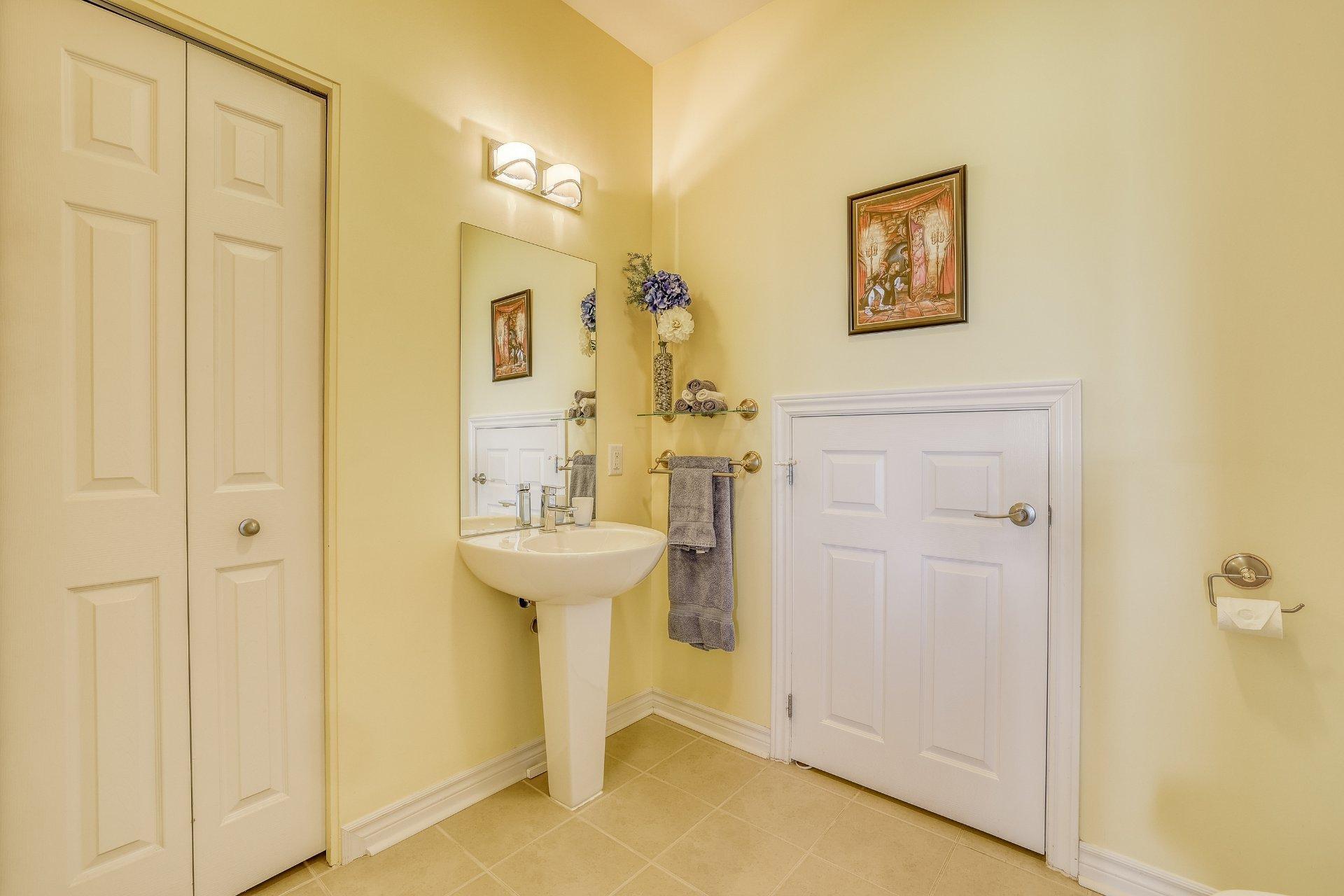 









1180


Ch. d'Aylmer

, 706,
Gatineau (Aylmer),




QC
J9H0G5

