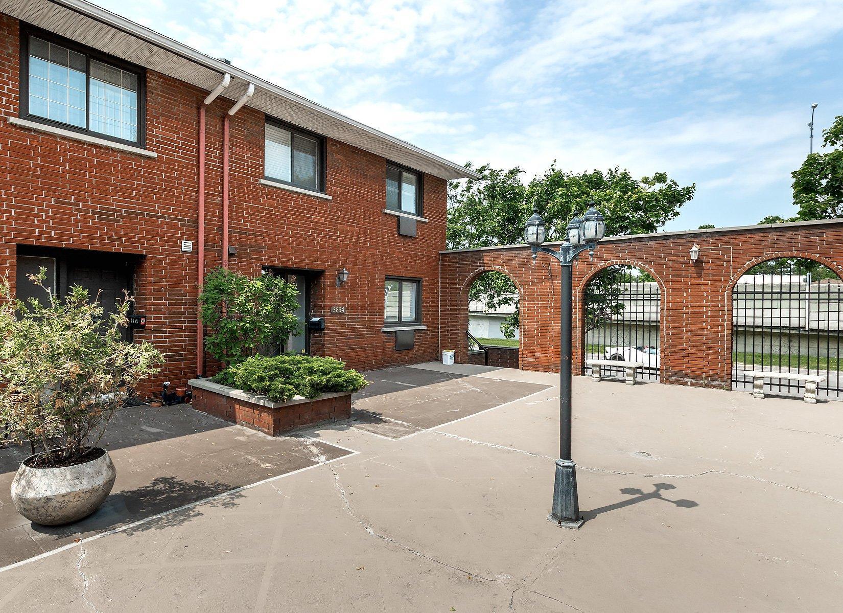 









3834


Ch. de la Côte-de-Liesse

,
Mont-Royal,




QC
H4N2P5


