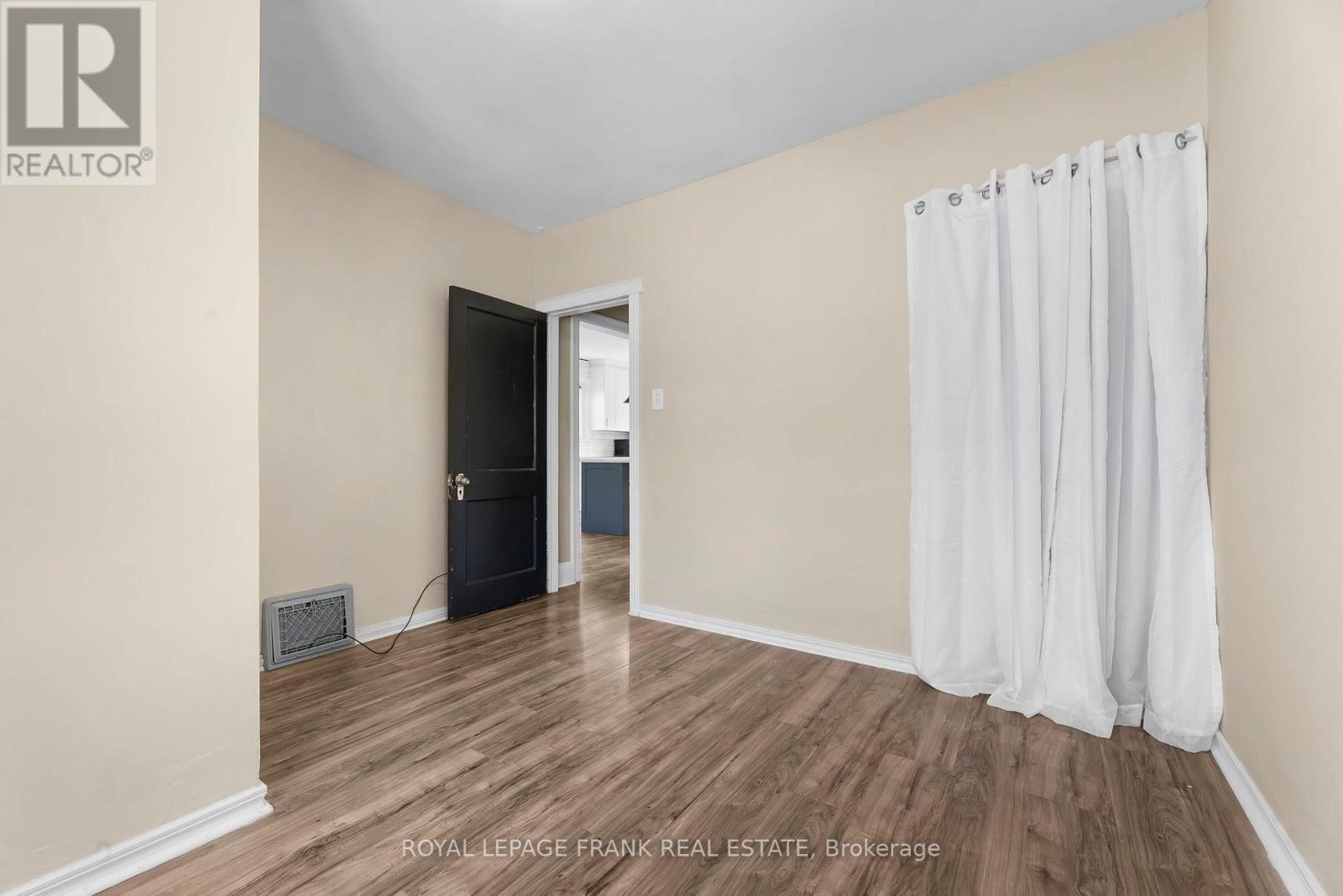 












73 PINE STREET

,
Peterborough Central (South),




Ontario
K9J5A6

